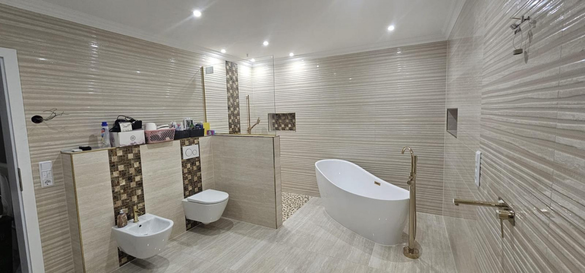 Premium-Bad mit bodengleicher Dusche – Projekt in 