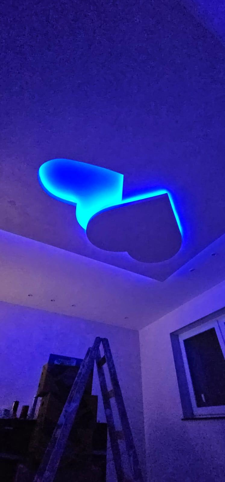 Abgehängte Decke mit blauer LED-Kontur