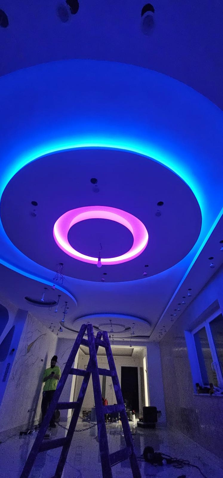 Faux-plafond acoustique rond avec contour LED RGB