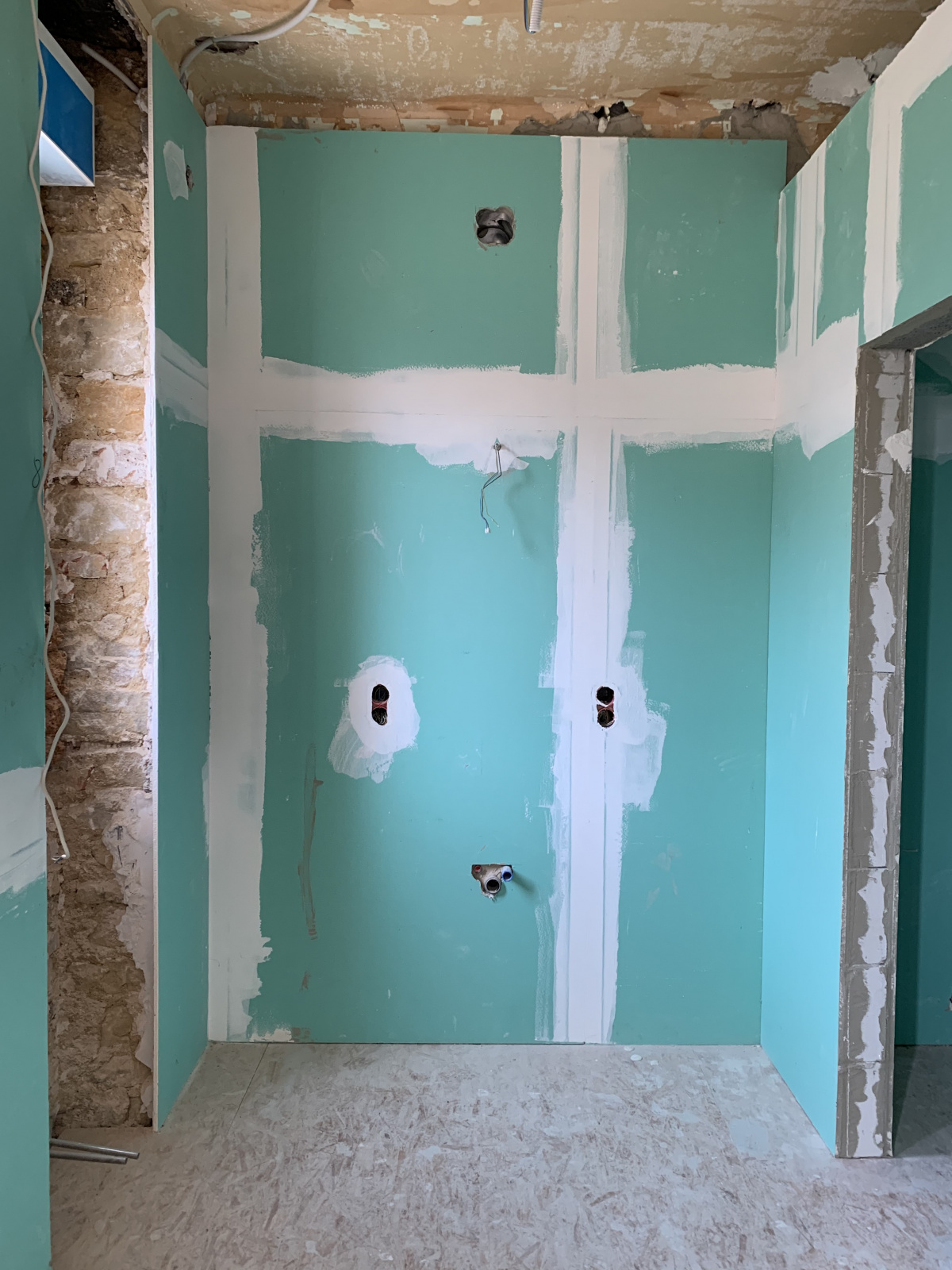 Renovation d'immeuble ancien avec nouvelles cloisons seches et mur en pierre naturelle apparent