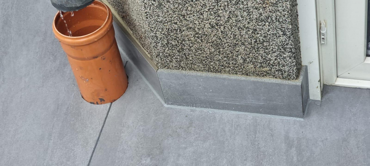 Detail einer fertigen Terrasse mit Abflussrinne