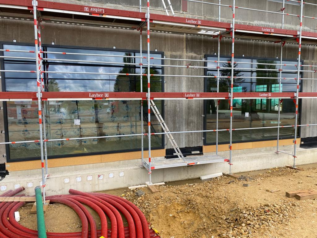 Echafaudage sur la facade d'une maison neuve